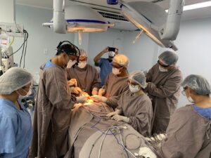 Imagem da notícia - Saúde: Cirurgia de alta complexidade remove tumor de 14 centímetros em paciente com deformidade mandibular