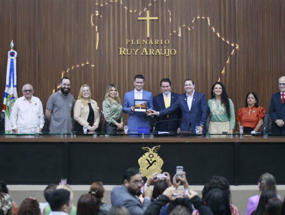 Fundação Hospital Adriano Jorge recebe homenagem da Aleam pelos seus 72 anos de existência